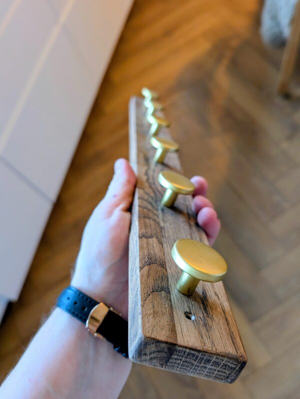 Knagerække i eg - guld knager